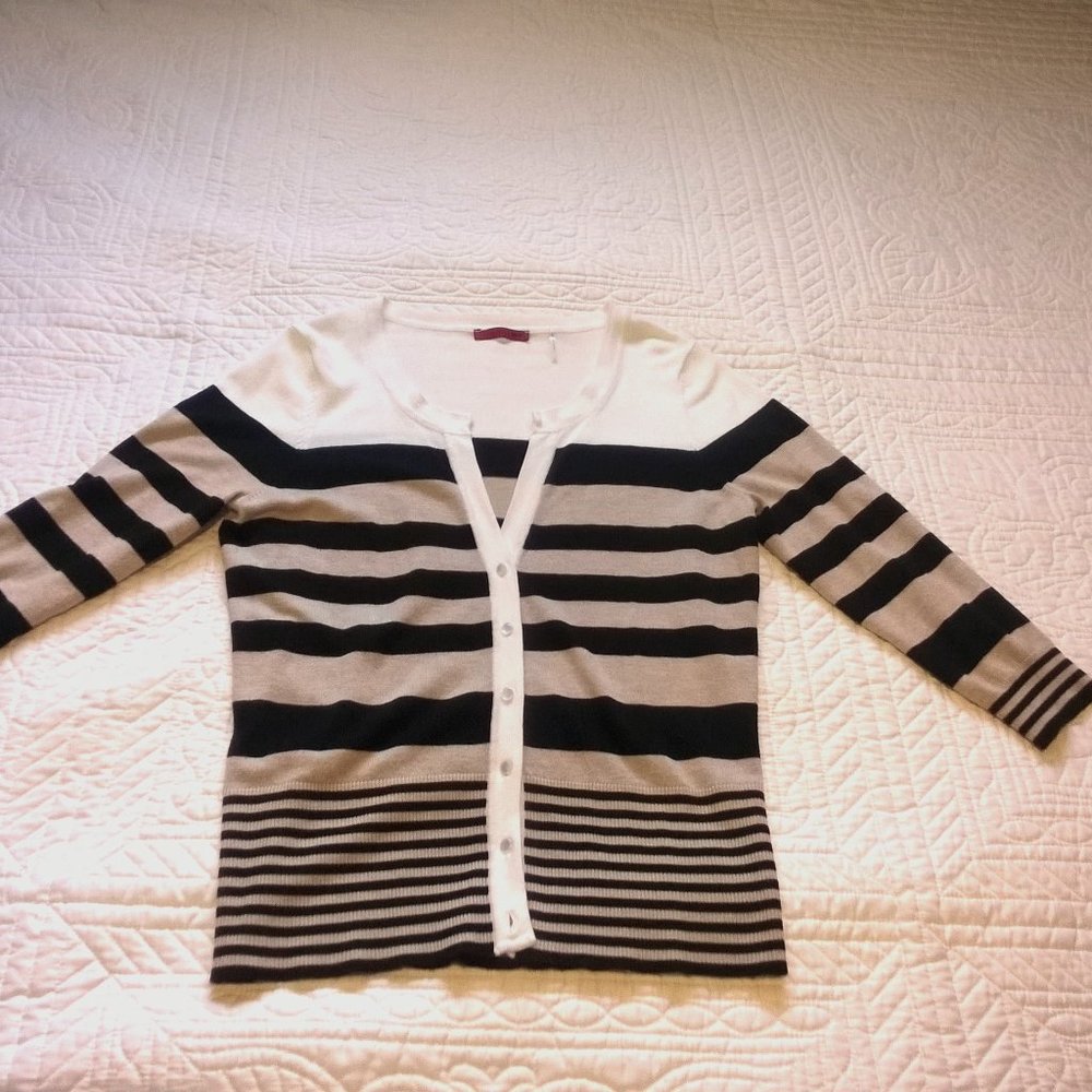Neutral Fitted Sweater w 3/4 sleeves